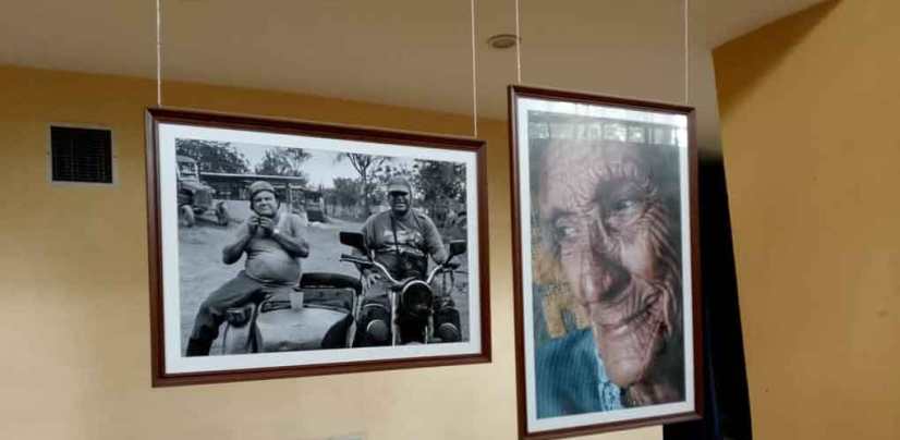 Exposición colectiva en el Teatro Nacional habla de razas y tradiciones en Cuba