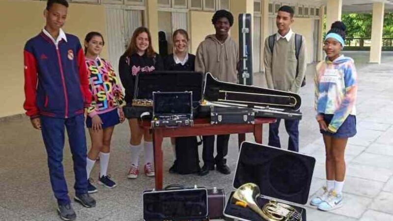 Grupo solidario dona instrumentos musicales a centro de la enseñanza artística en Cuba