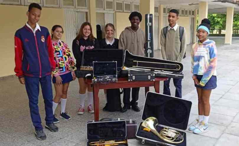Grupo solidario dona instrumentos musicales a centro de la enseñanza artística en Cuba
