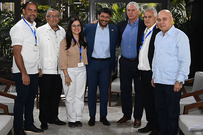 Intercambia Presidente cubano con asistentes a Conferencia Internacional Por el equilibrio del mundo