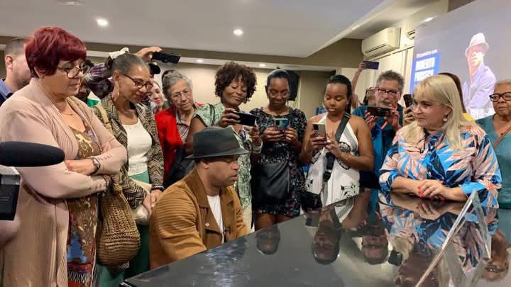 Encuentro con Roberto Fonseca en el Salón de Mayo del Pabellón Cuba