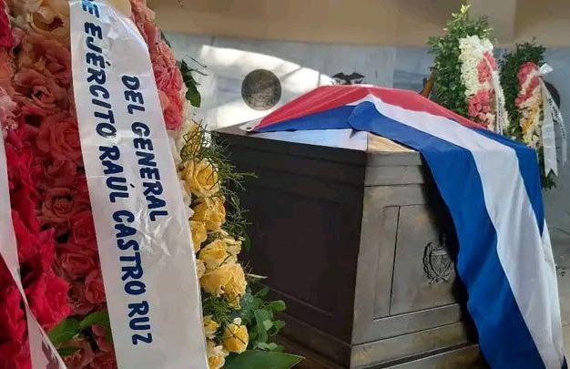 Ofrendas florales a José Martí en el cementerio Santa Ifigenia