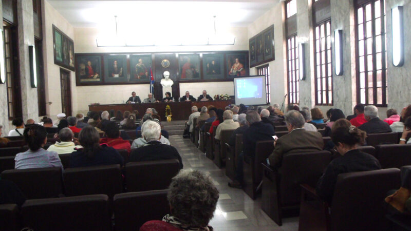 Entrega la Sociedad Económica de Amigos del País premios a personalidades nacionales