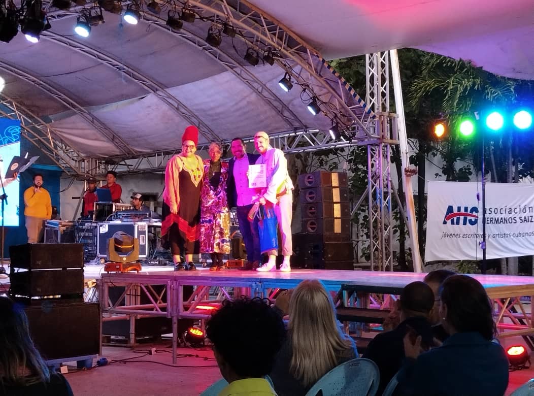 Reciben jóvenes cubanos becas y premios de la Asociación Hermanos Saiz