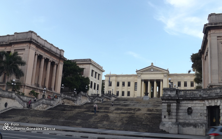 Entrada a la Universidad de La Habana y su histórica escalinata. Foto: Gilberto González