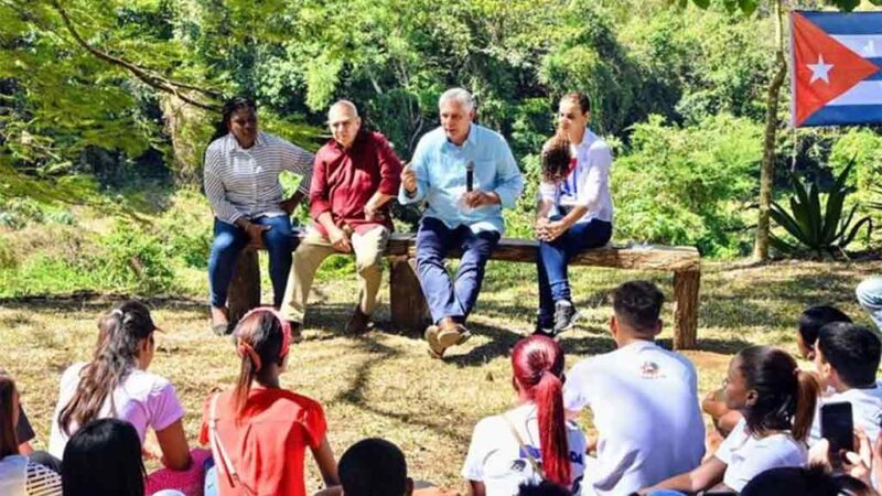 Presidente cubano insta a la juventud a defender la soberanía nacional