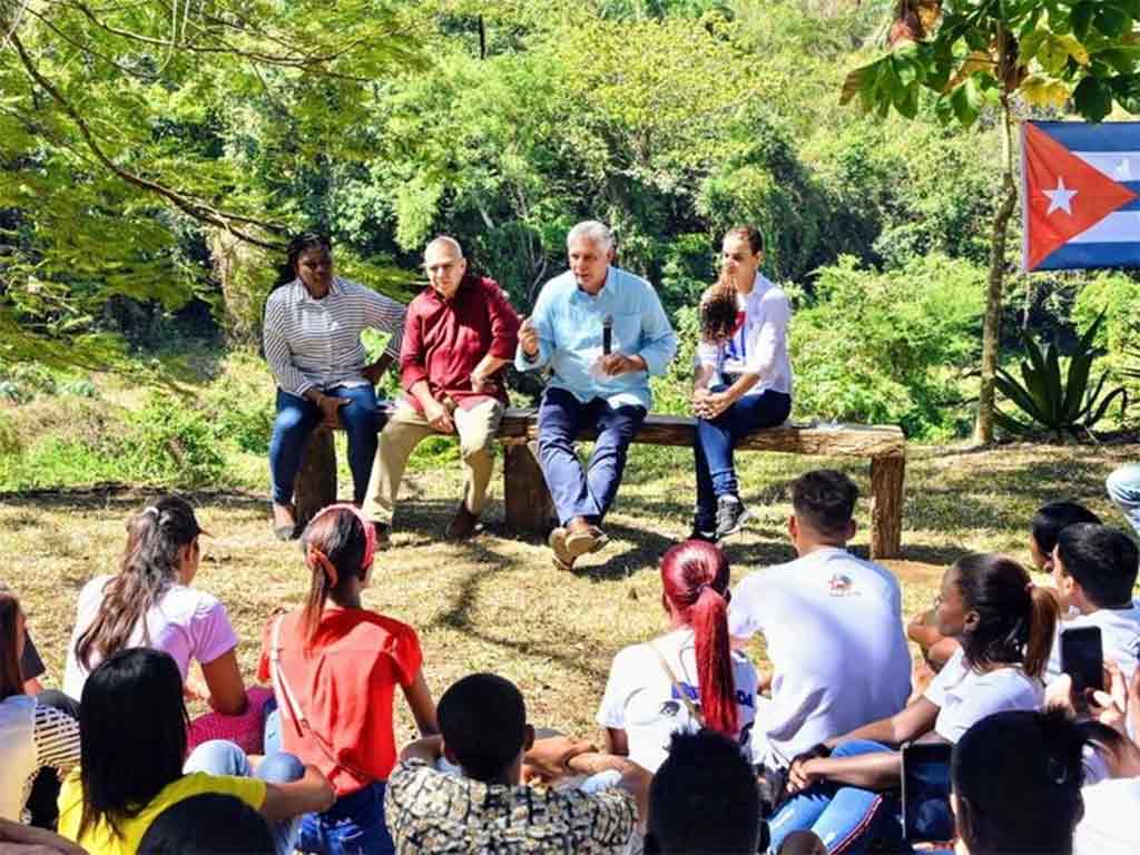 Presidente cubano insta a la juventud a defender la soberanía nacional