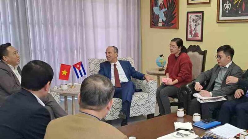 Evalúan Cuba y Vietnam posibilidades para ampliar cooperación en la industria editorial