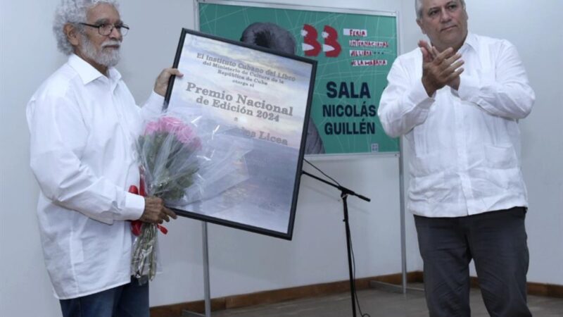 Recibió Alex Pausides Premio Nacional de Edición