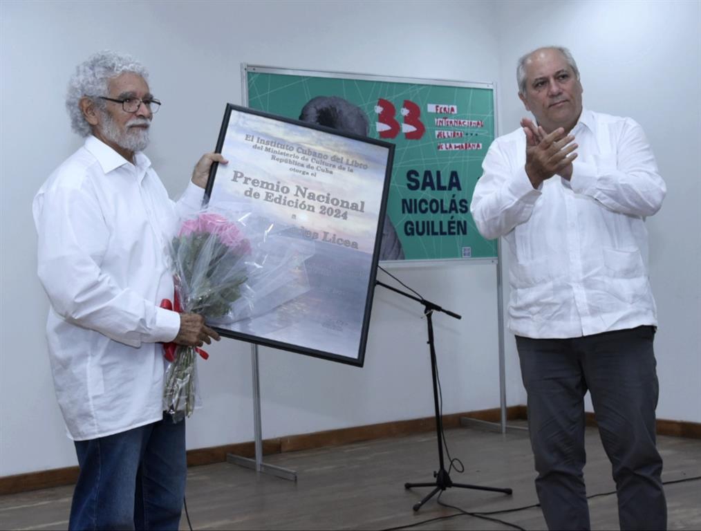 Recibió Alex Pausides Premio Nacional de Edición
