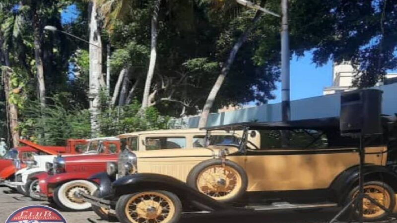 Tradición, cultura y originalidad en maridaje de autos clásicos y Tropicana