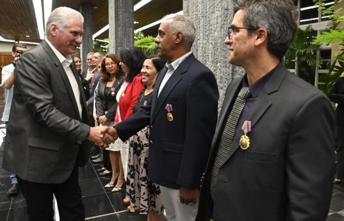 Condecoran con Orden Carlos J. Finlay a personalidades de la comunidad científica cubana
