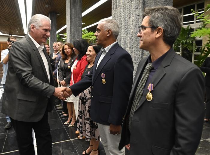 Condecoran con Orden Carlos J. Finlay a personalidades de la comunidad científica cubana