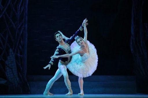 Dedican panel y libros al legado de la Escuela Cubana de Ballet