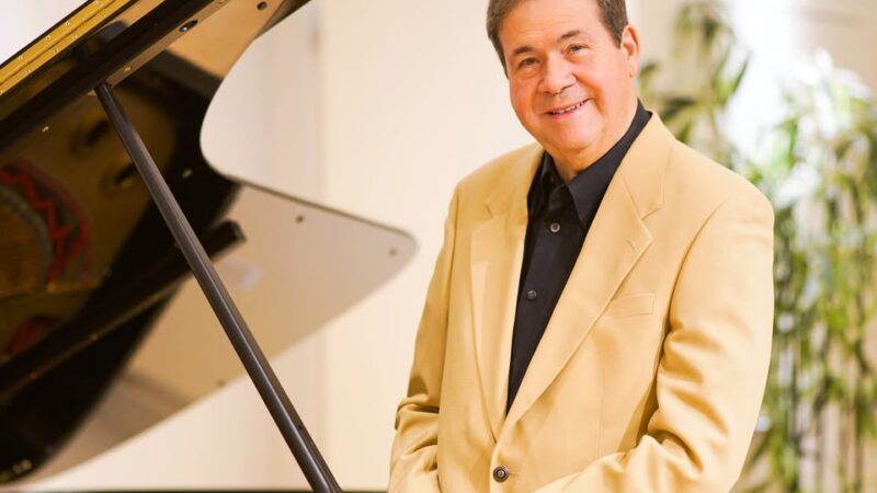 El pianista Enrique Chía y sus composiciones