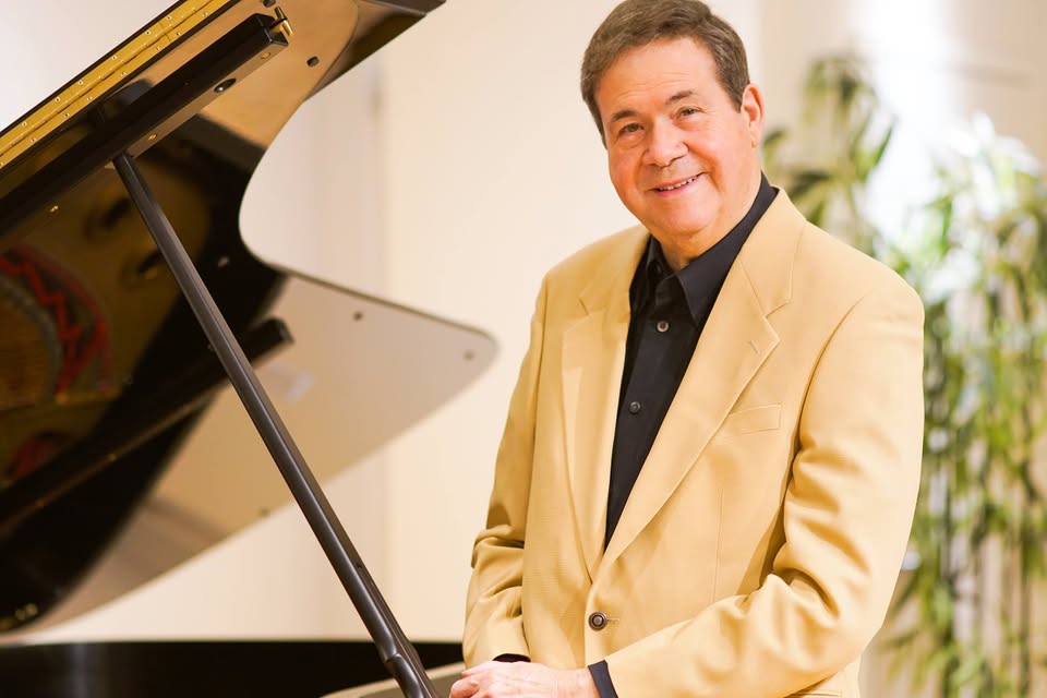 El pianista Enrique Chía y sus composiciones
