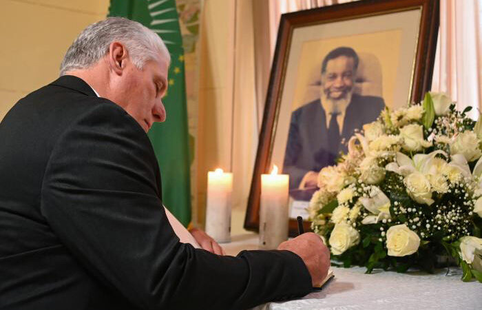 Firma Díaz-Canel Libro de Condolencias en la embajada de Namibia