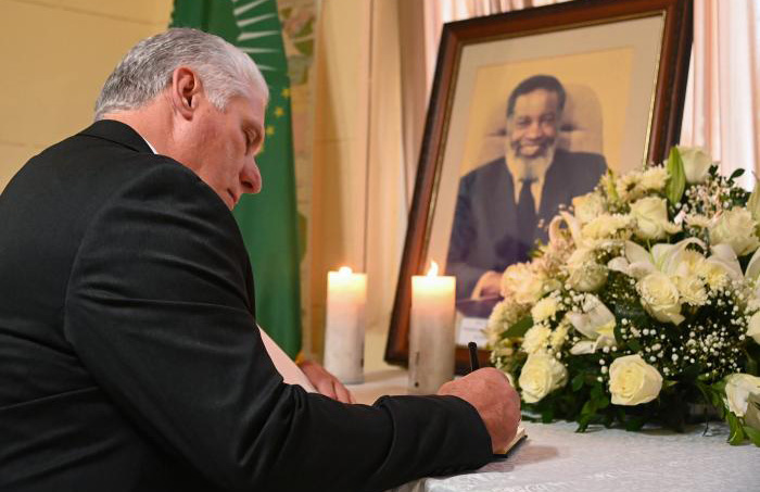 Firma Díaz-Canel Libro de Condolencias en la embajada de Namibia