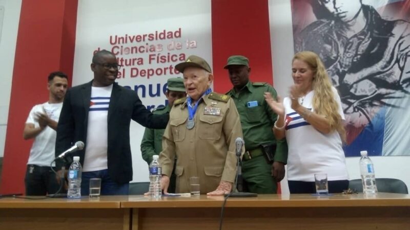 Otorgan a Guillermo García Frías sello 50 aniversario de la UCCFD (+Fotos)