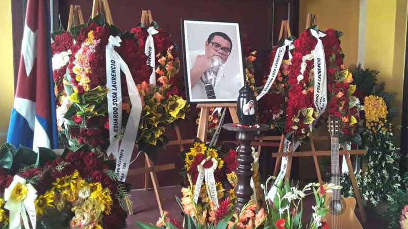 Ofrendas florales de Raúl y Díaz-Canel al trovador Eduardo Sosa