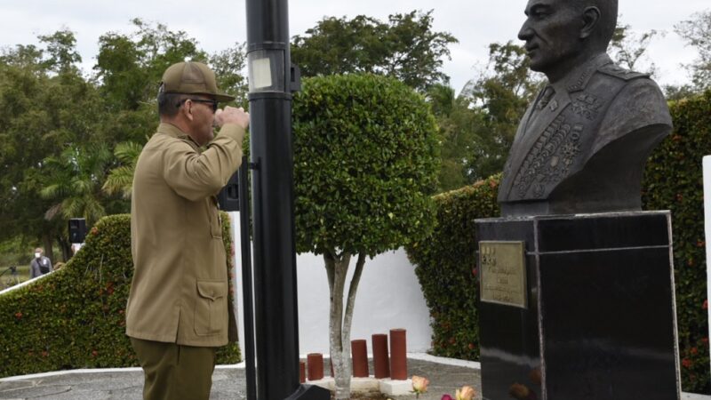 Celebra Cuba Día de los Defensores de la Patria rusa