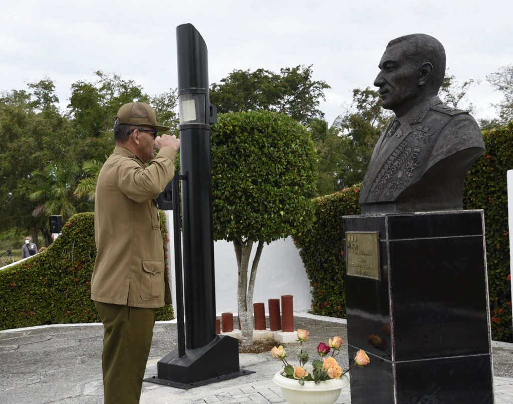 Celebra Cuba Día de los Defensores de la Patria rusa