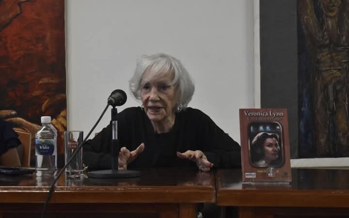 Verónica Lynn y su maestría en la escena plasmadas en la literatura