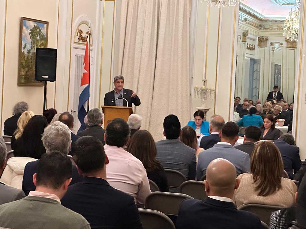 Vicecanciller de Cuba dialoga con connacionales en EE. UU.