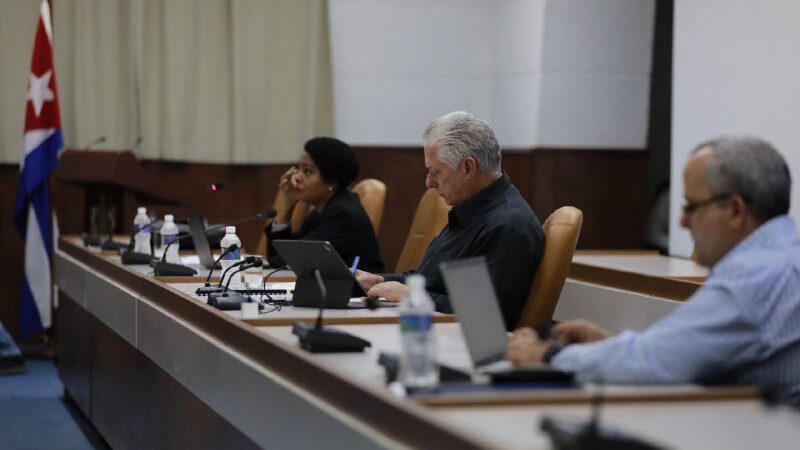 Presidente cubano pondera papel de la banca en el desarrollo nacional