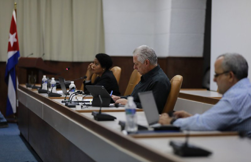 Presidente cubano pondera papel de la banca en el desarrollo nacional