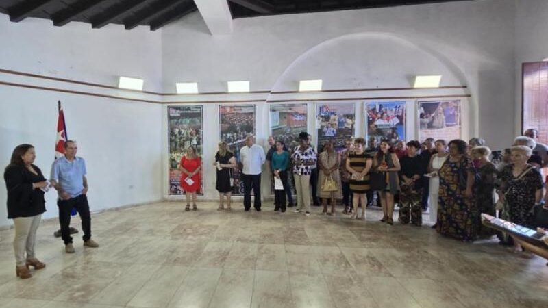 Acoge Sancti Spíritus exposición itinerante Fidel y la Revolución de las Mujeres