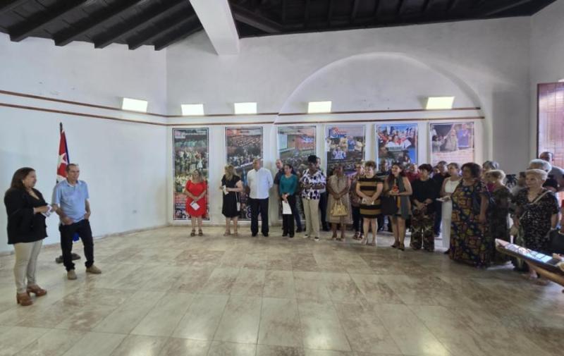 Acoge Sancti Spíritus exposición itinerante Fidel y la Revolución de las Mujeres