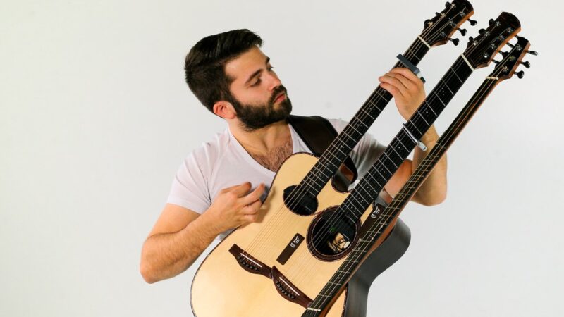 Media hora con su intérprete, el guitarrista Luca Stricagnoli