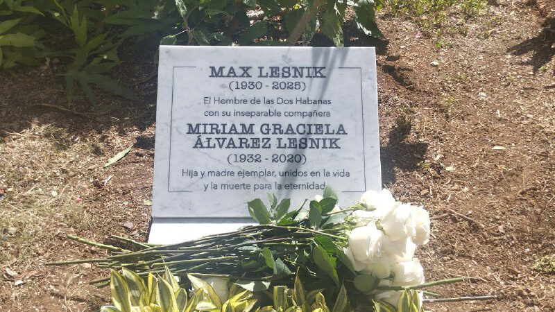Depositan en La Habana restos del periodista Max Lesnik