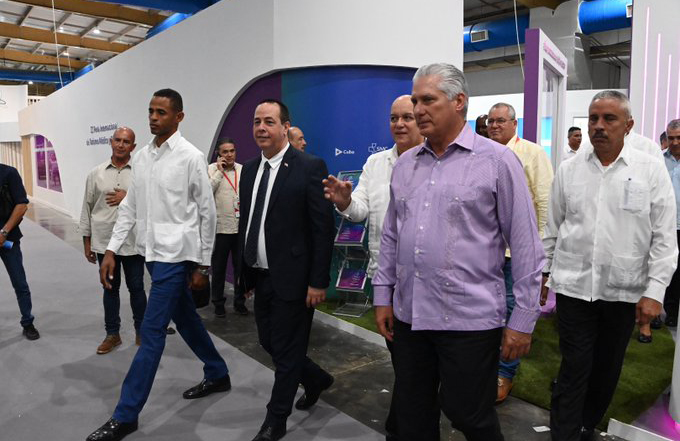 Recorre Díaz-Canel Feria Internacional Salud para Todos
