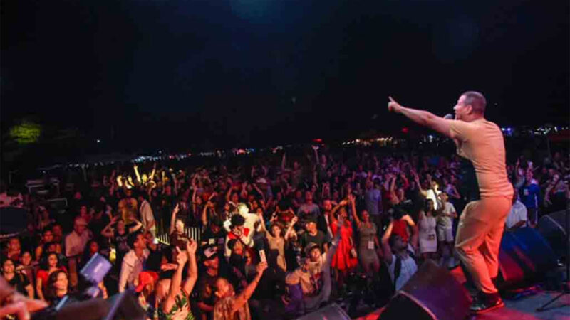 Buena Fe pone a bailar y a recordar a público del festival Piña Colada