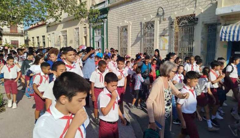 Desfile en Camagüey por el Día Mundial del Autismo