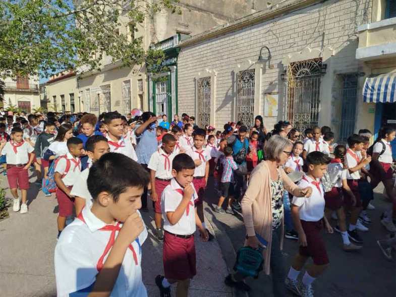 Desfile en Camagüey por el Día Mundial del Autismo