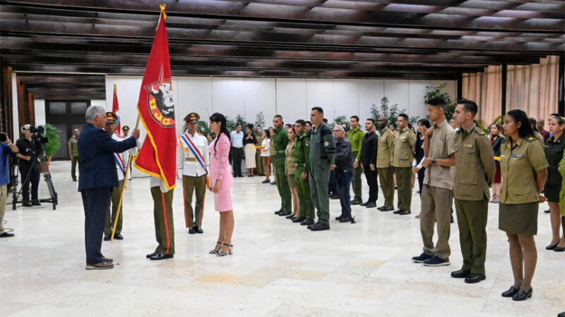 Condecoran a jóvenes y colectivos destacados en conmemoración del 4 de abril