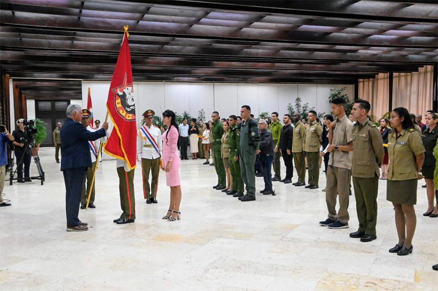 Condecoran a jóvenes y colectivos destacados en conmemoración del 4 de abril