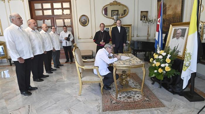 Firman Raúl y Díaz-Canel libro de condolencias con motivo del fallecimiento del papa Francisco