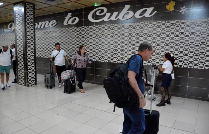 Los cubanos que ingresen al país deberán hacerlo con pasaporte vigente