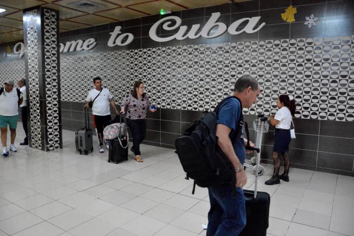 Los cubanos que ingresen al país deberán hacerlo con pasaporte vigente