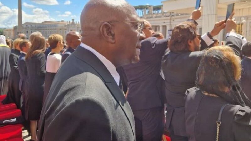 Último adiós a Francisco de la delegación cubana en nombre de su pueblo