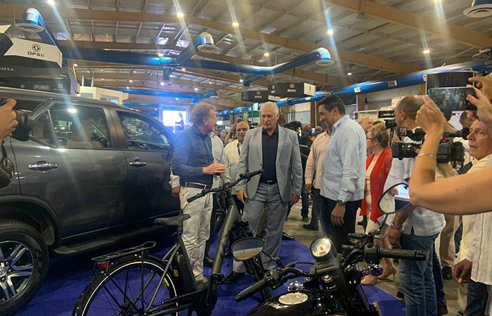 Presidente cubano recorre Feria Internacional de Transporte