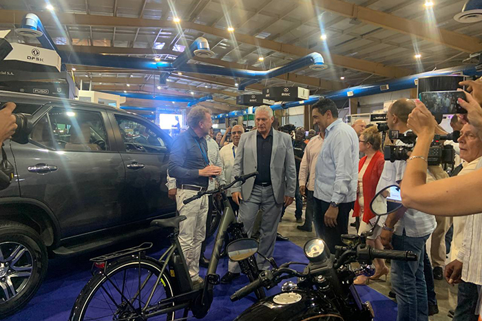 Presidente cubano recorre Feria Internacional de Transporte