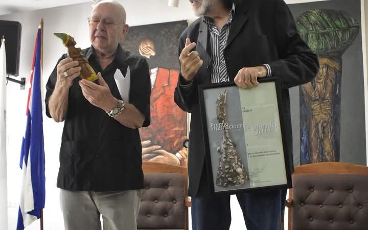 Abel Prieto recibe el Premio Internacional Fernando Ortiz