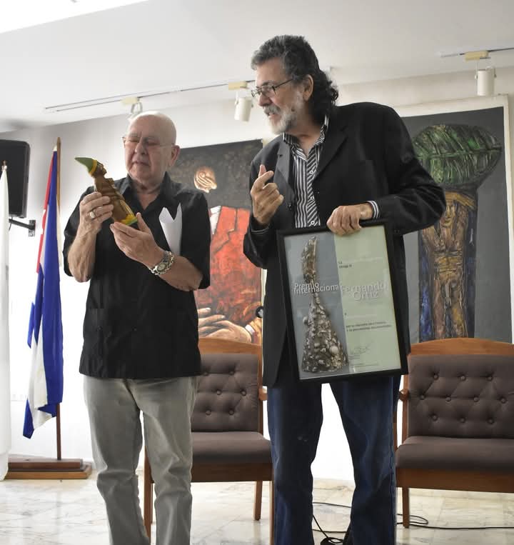 Abel Prieto recibe el Premio Internacional Fernando Ortiz