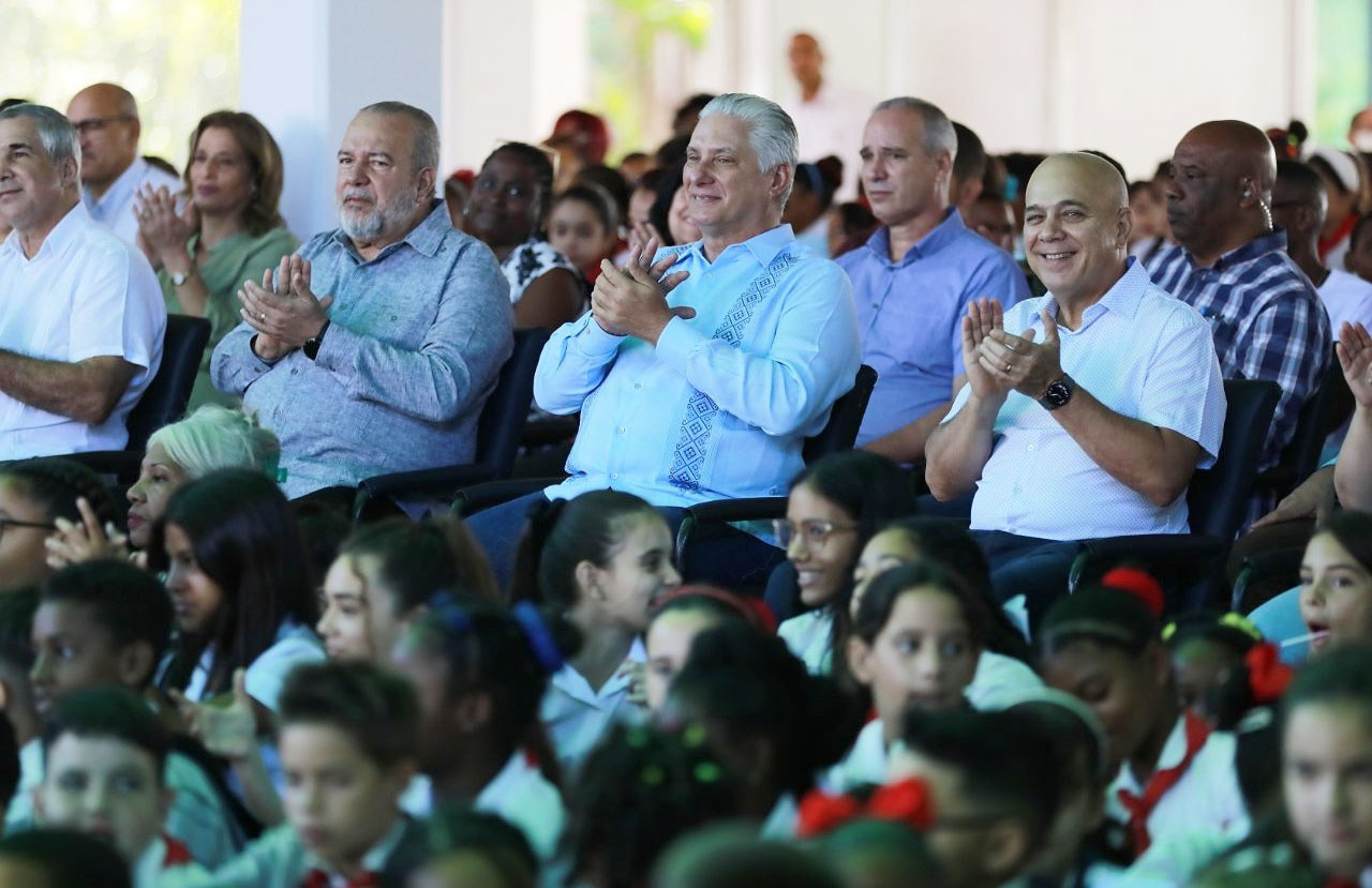 Asiste Presidente cubano a reapertura del Palacio Central de Pioneros Ernesto Che Guevara
