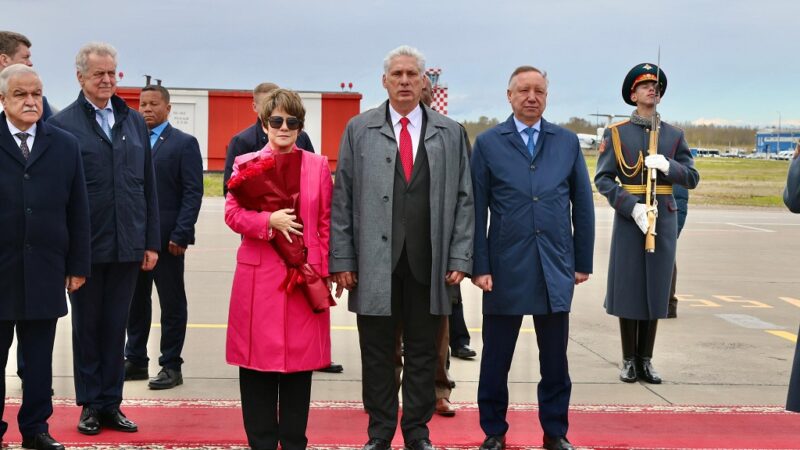 Presidente cubano arribó a Rusia para actos por el Día de la Victoria
